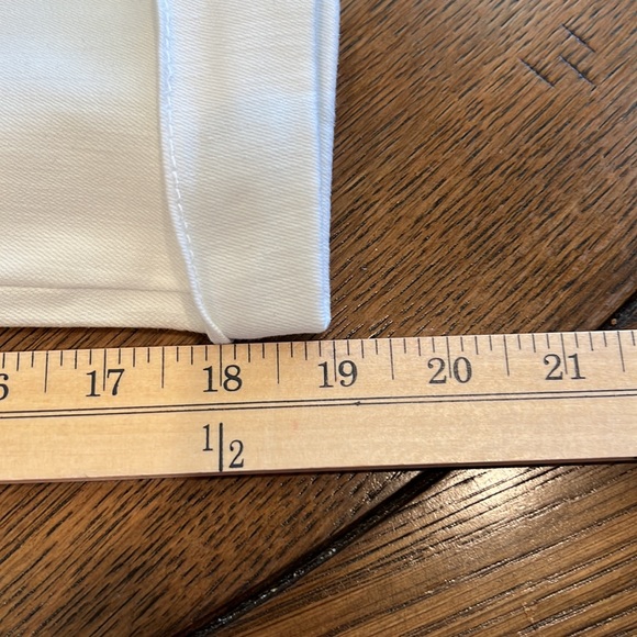 NYDJ crops, white and rhinestone snaps on hem. - Picture 5 of 5